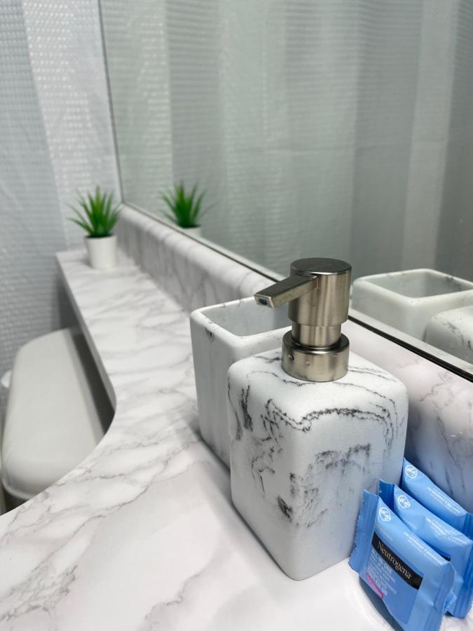 Downtown 1Br Condo At Granville Strip Near English Bay แวนคูเวอร์ ภายนอก รูปภาพ